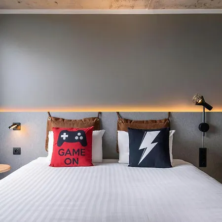 Moxy 3*