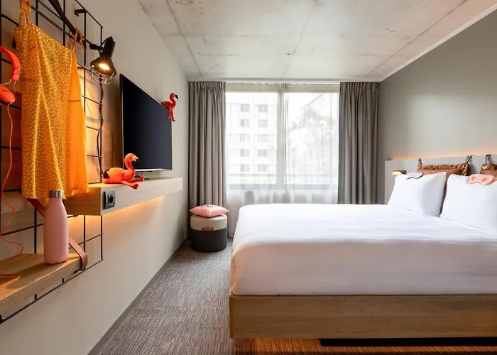 Moxy 3*